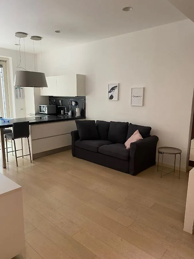 Lovely Apartment In The New Porta Nuova Area Milan